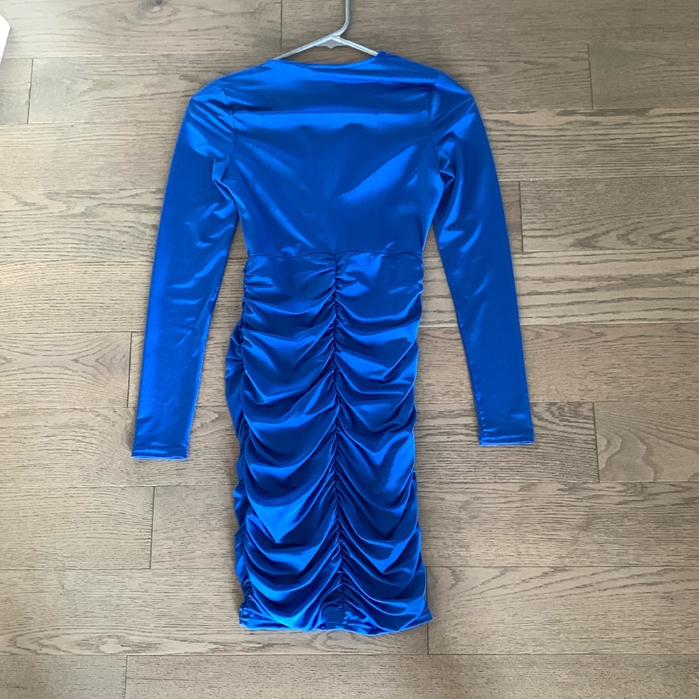 Guess V- Neck Ruched Dress - Picture 4 of 7